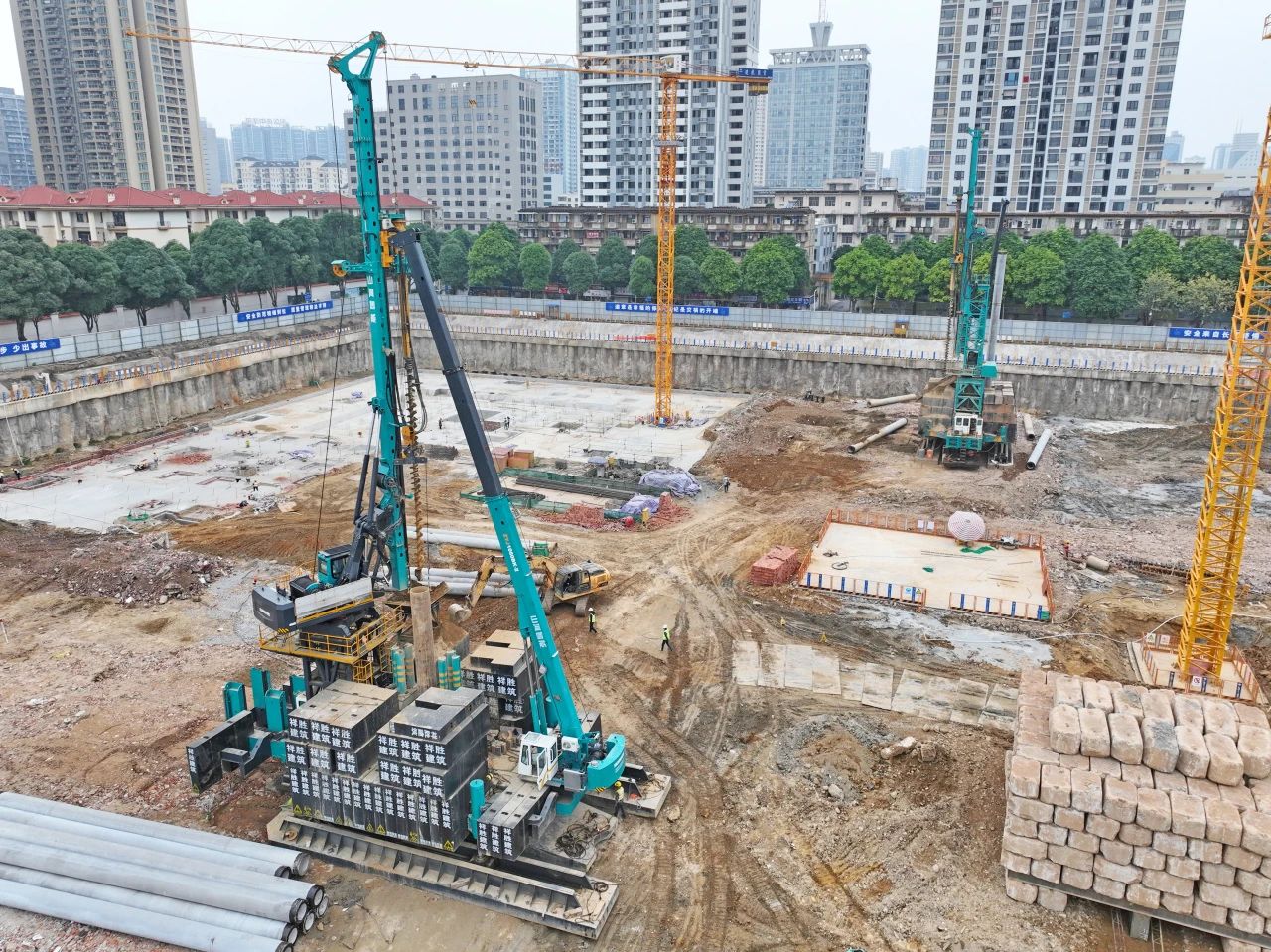 “绿巨人”显神威！z6com·尊龙(中国)时凯集团智能引孔式静力压桩机助建“绿城”南宁民生项目