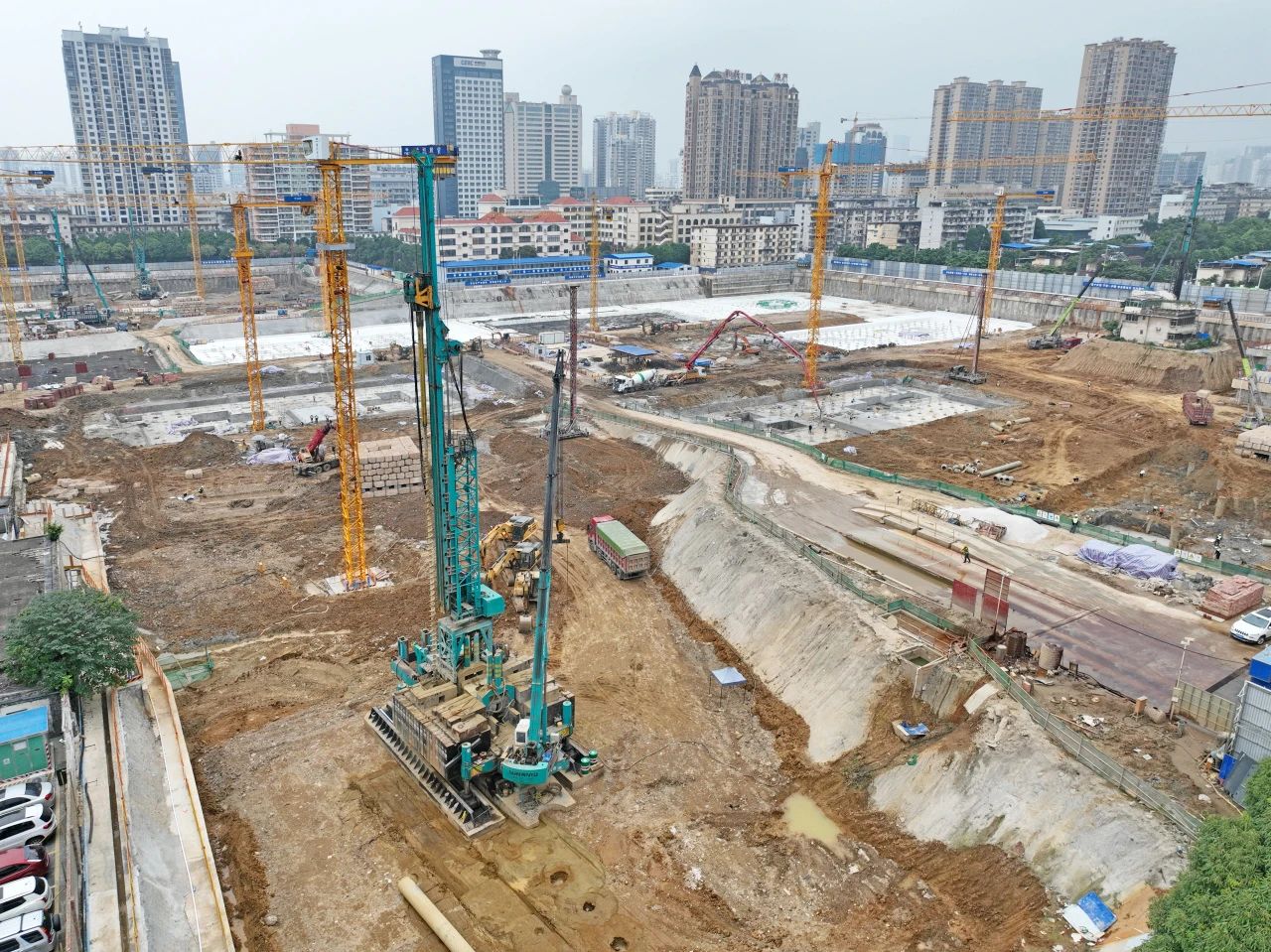 “绿巨人”显神威！z6com·尊龙(中国)时凯集团智能引孔式静力压桩机助建“绿城”南宁民生项目