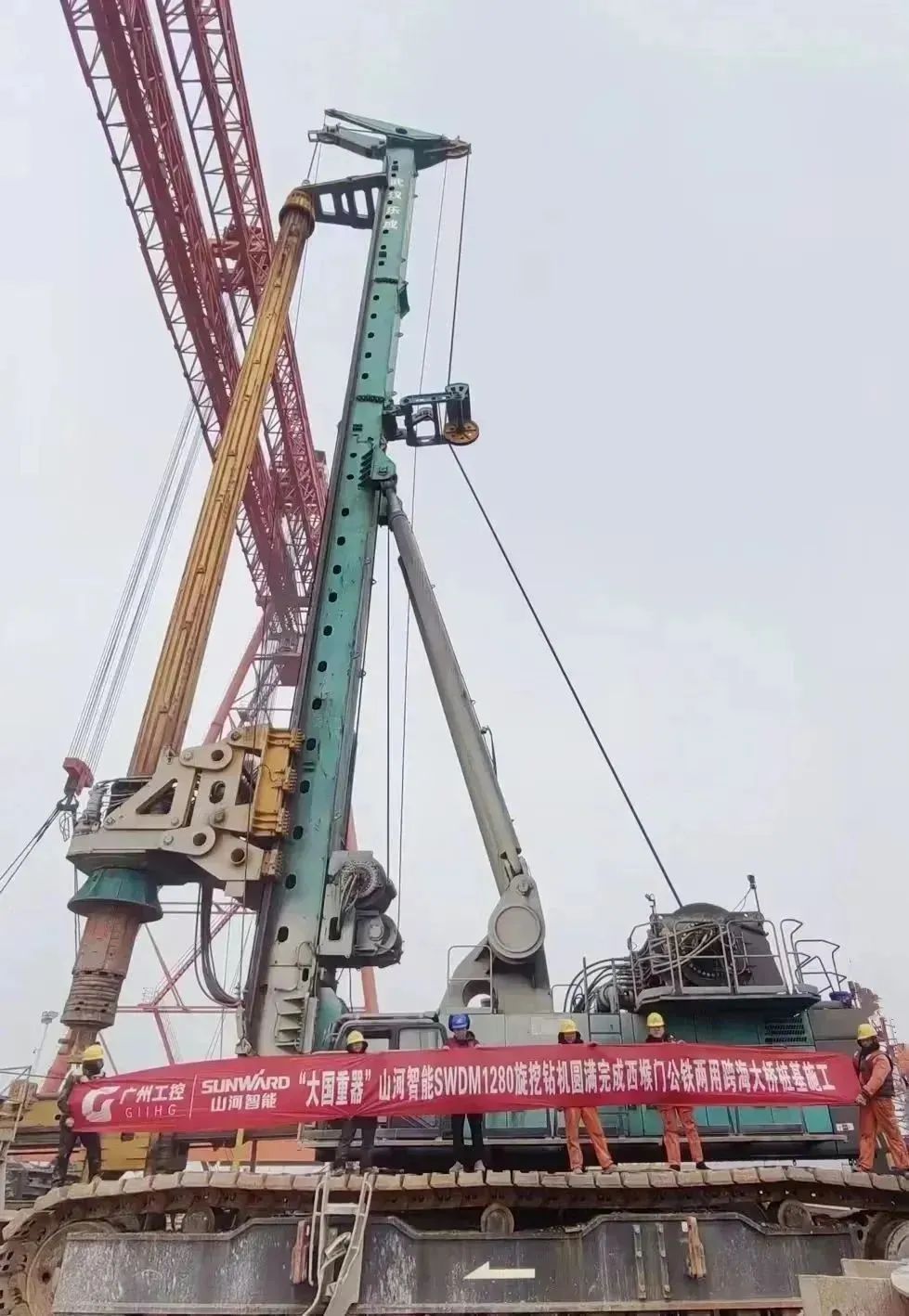 周全告捷！z6com·尊龙(中国)时凯集团智能超等旋挖钻机圆满完成甬舟铁路西堠门公铁两用大桥桩基施工使命