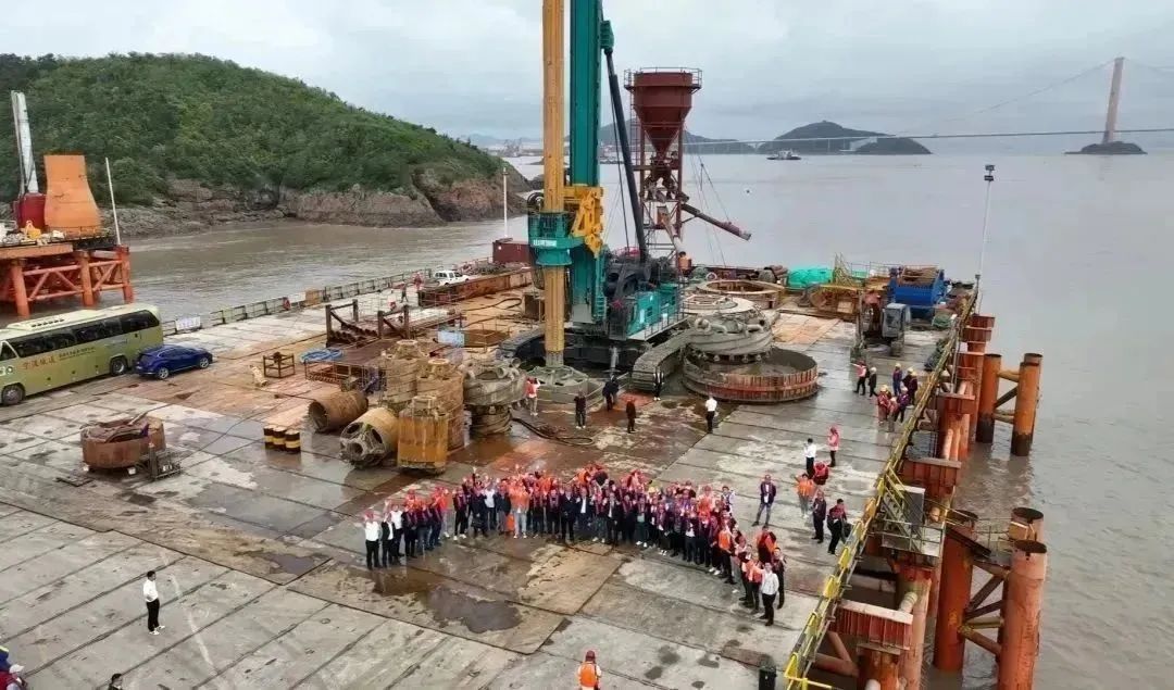 周全告捷！z6com·尊龙(中国)时凯集团智能超等旋挖钻机圆满完成甬舟铁路西堠门公铁两用大桥桩基施工使命