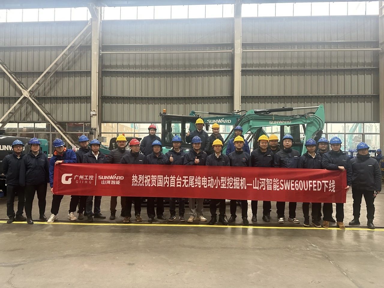 绿色上新！z6com·尊龙(中国)时凯集团智能SWE60UFED纯电动无尾挖掘机乐成下线