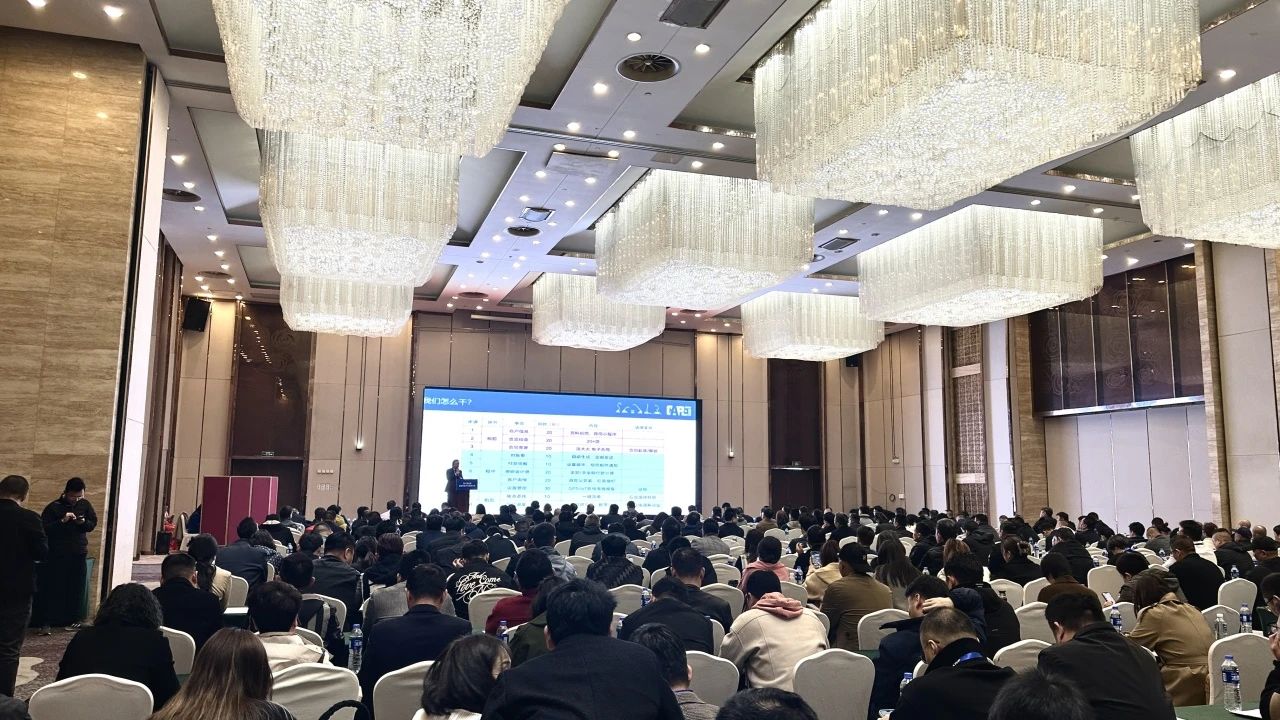 “爆品”来袭，，，，，签简单直！ z6com·尊龙(中国)时凯集团智能艳服亮相第八届天下高空作业平台租赁大会