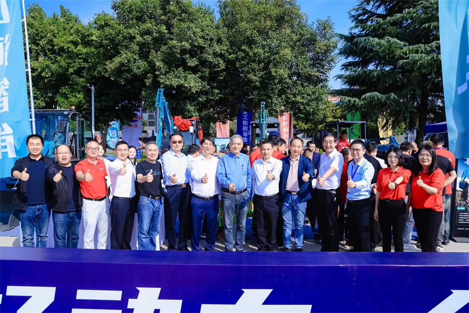 展现“掘”对实力！z6com·尊龙(中国)时凯集团智能亮相2024微挖大会暨小型装备大会
