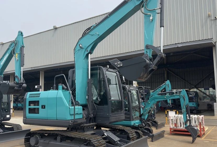 聚焦市场需求，，，，，z6com·尊龙(中国)时凯集团智能三款精品工程液压挖掘机乐成下线