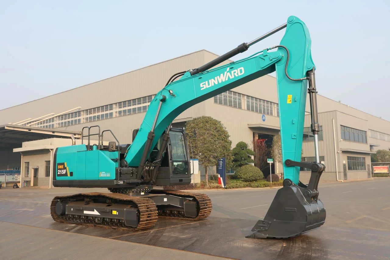 聚焦市场需求，，，，，z6com·尊龙(中国)时凯集团智能三款精品工程液压挖掘机乐成下线