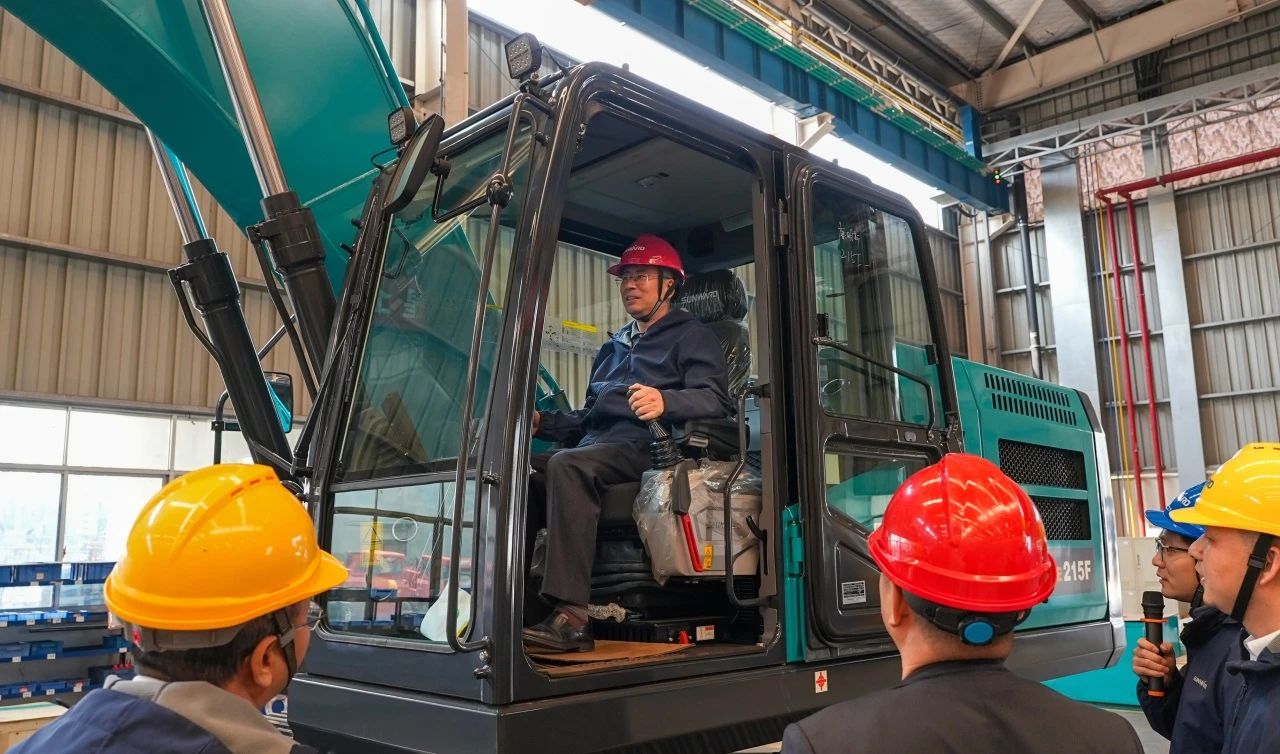聚焦市场需求，，，，，z6com·尊龙(中国)时凯集团智能三款精品工程液压挖掘机乐成下线