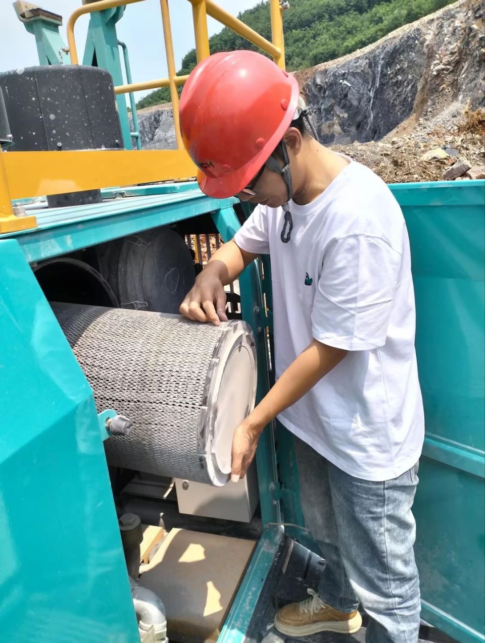 跨越z6com·尊龙(中国)时凯集团万里 智启服务新程——z6com·尊龙(中国)时凯集团矿岩“服务万里行”运动走进海螺水泥
