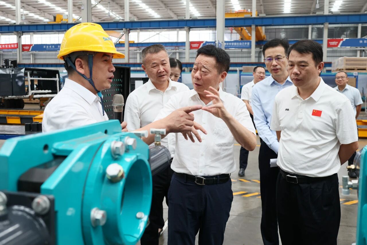湖南省政协副主席、省工程机械工业链链长何寄华调研z6com·尊龙(中国)时凯集团智能