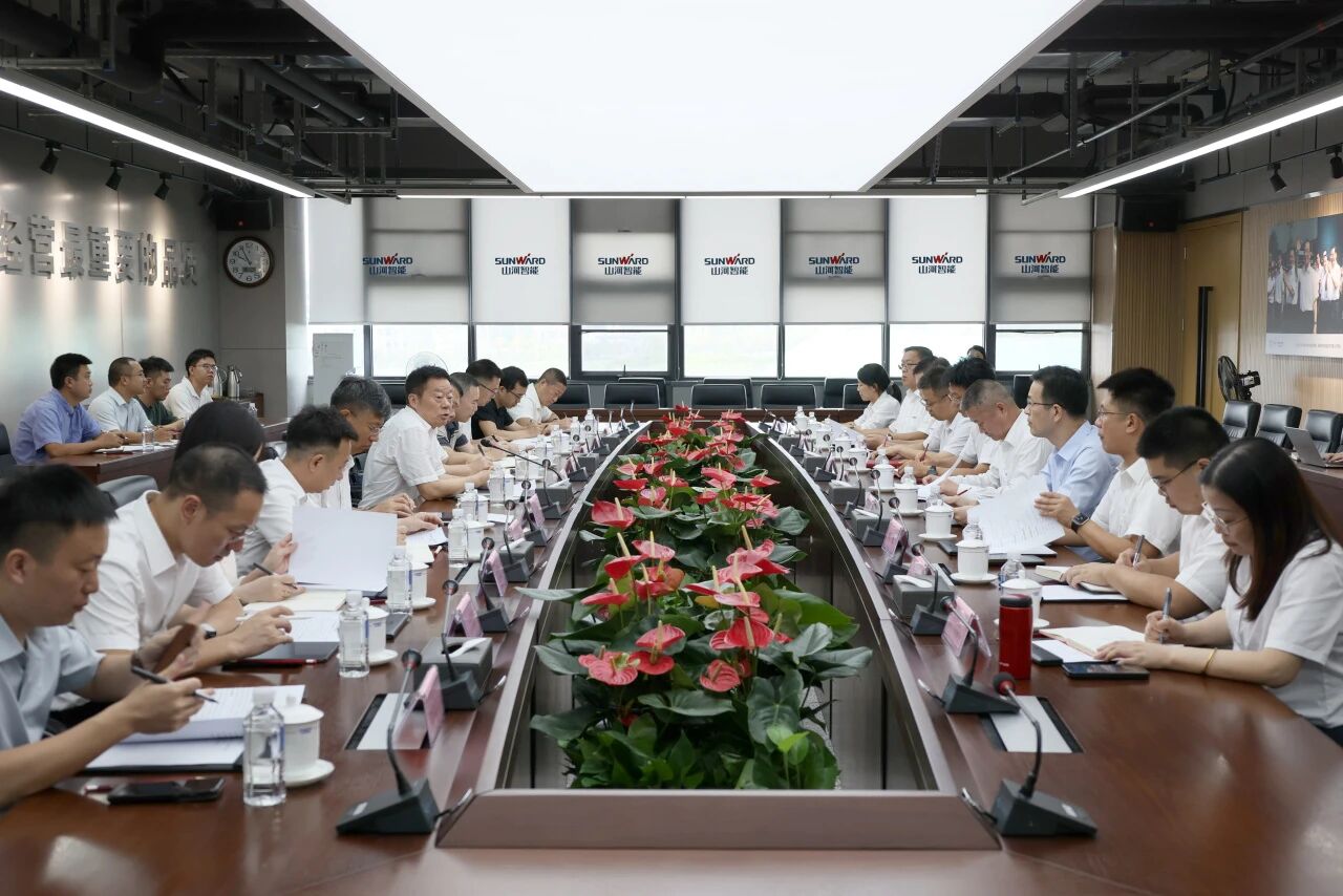 湖南省政协副主席、省工程机械工业链链长何寄华调研z6com·尊龙(中国)时凯集团智能