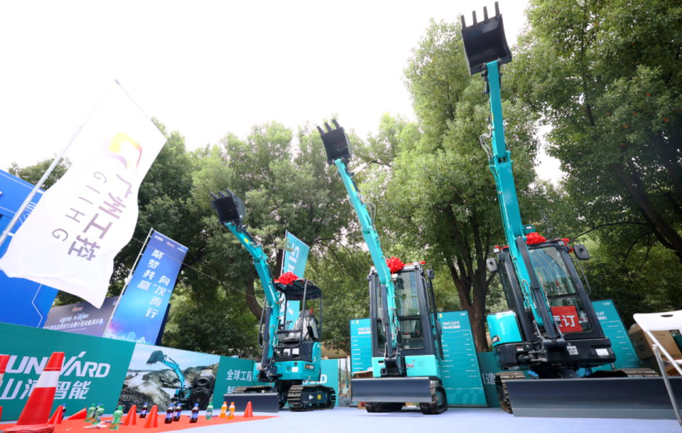 z6com·尊龙(中国)时凯集团智能微挖“天团”闪灼武汉，，，，，，，引领绿色施工潮流