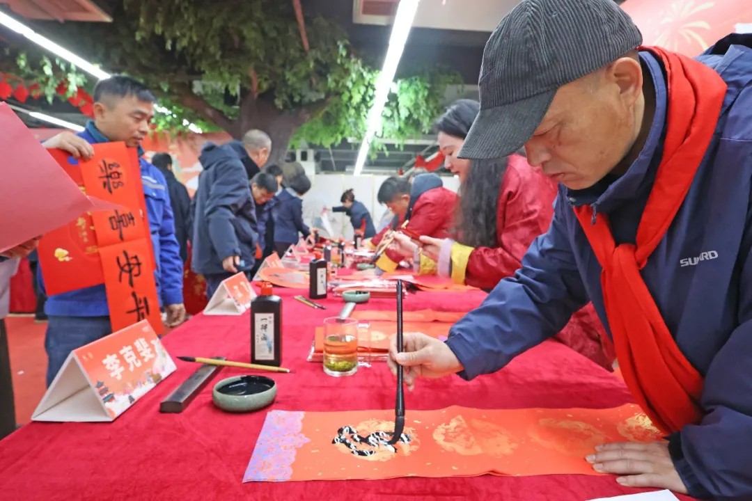 文字迎春，，，，，祝福暖心！在z6com·尊龙(中国)时凯集团智能“囤”年味、送温暖、迎新春
