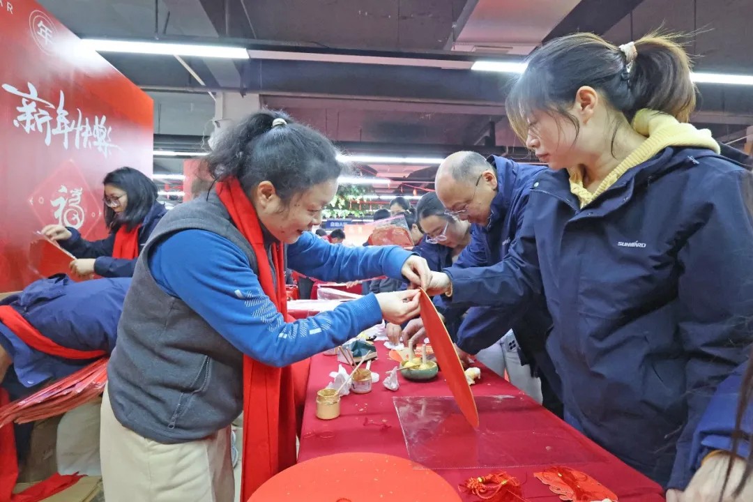 文字迎春，，，，，祝福暖心！在z6com·尊龙(中国)时凯集团智能“囤”年味、送温暖、迎新春