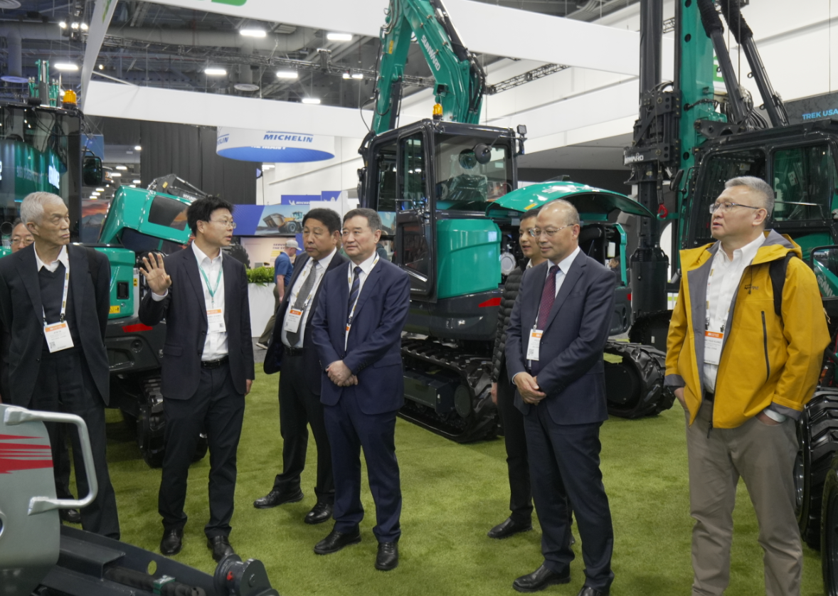 2026美国拉展 | 中国工程机械工业协会会长苏子孟一行到访z6com·尊龙(中国)时凯集团智能展位